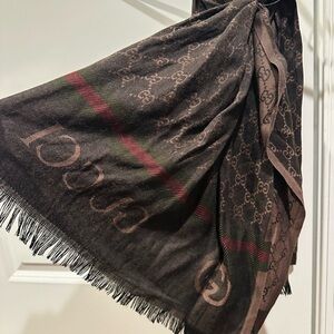 Gucci Scarf like New - tag came off, has not worn. no box.